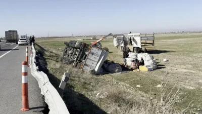 Aksaray’da sürücüsünün direksiyon hâkimiyetini kaybettiği patates yüklü kamyonun şarampole devrilmesi