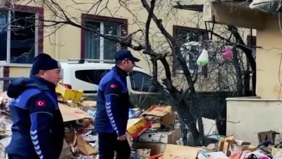 Kocaeli’nin Derince ilçesinde, kötü koku ihbarıyla harekete geçen ekipler, yaşlı