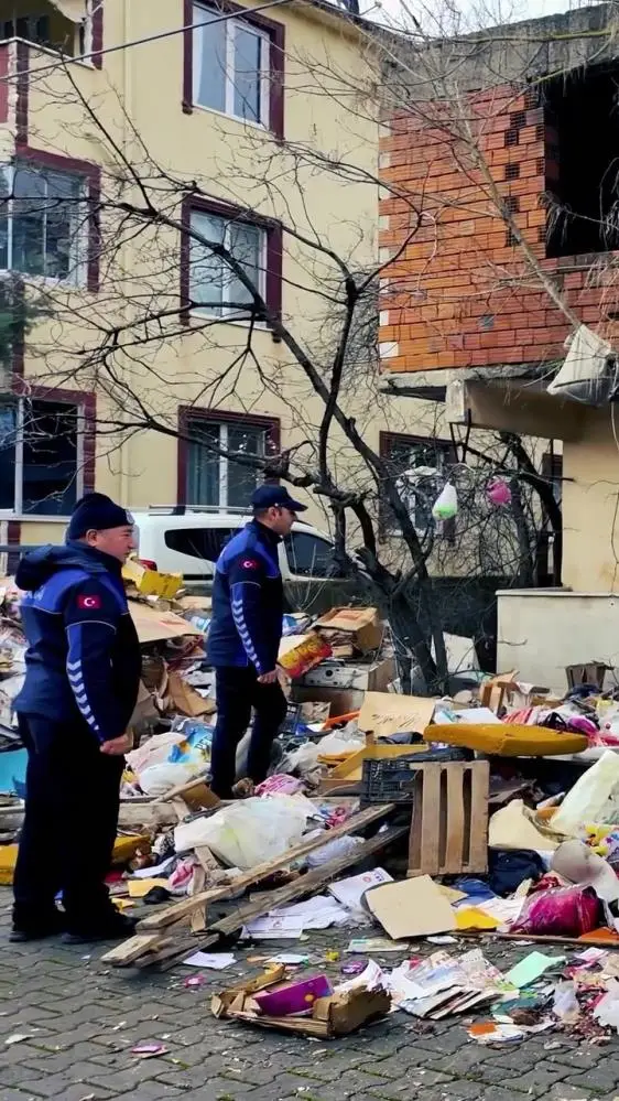 Kocaeli’nin Derince ilçesinde, kötü koku ihbarıyla harekete geçen ekipler, yaşlı