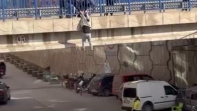 Karabük’te köprüden atlamak isteyen bir şahıs, vatandaşlar ve polis ekiplerinin