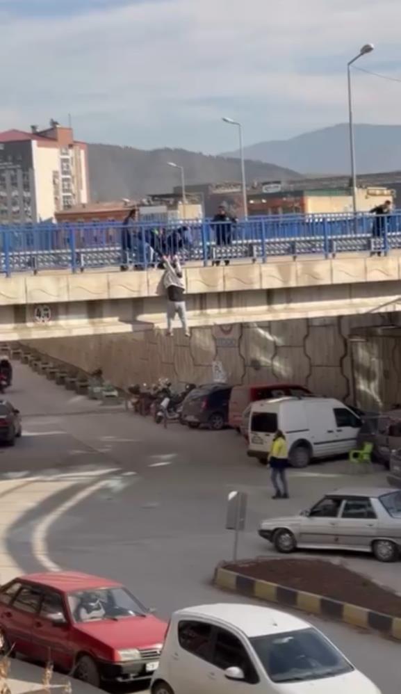 Karabük’te köprüden atlamak isteyen bir şahıs, vatandaşlar ve polis ekiplerinin