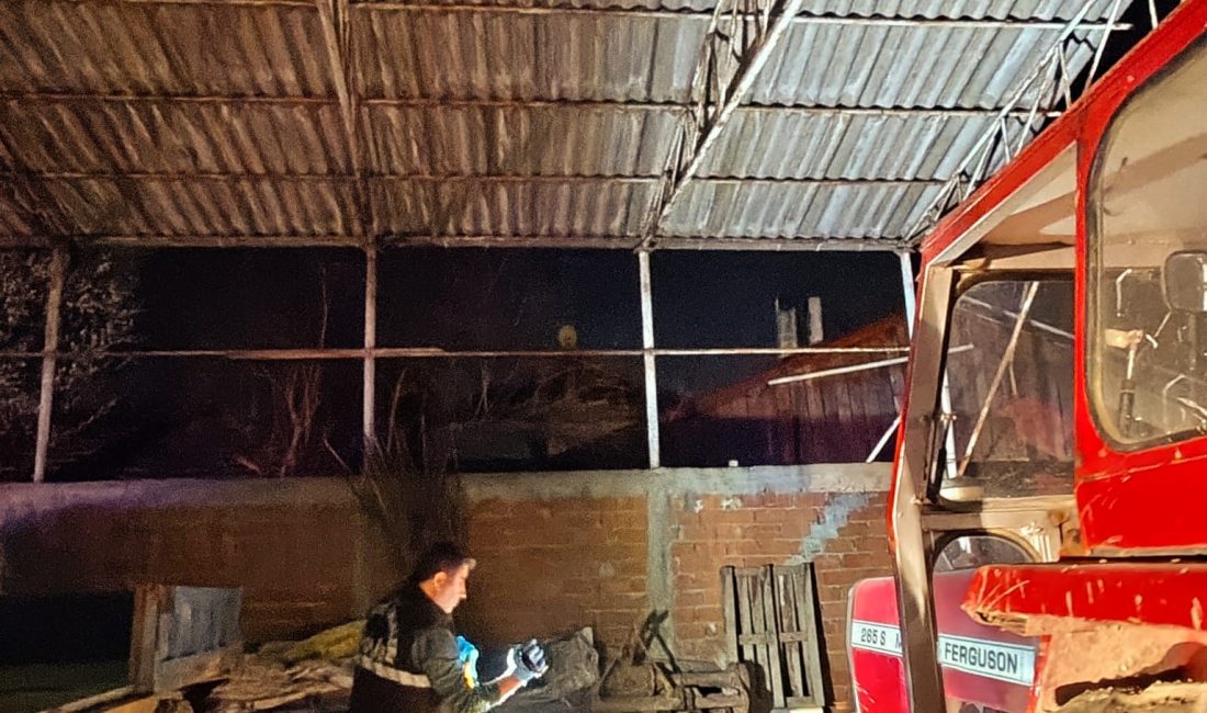Sakarya’nın Akyazı ilçesinde evinden kamyonlar dolusu çöp çıkartılan 76 yaşındaki
