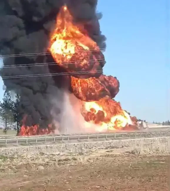 Şanlıurfa’nın Viranşehir ilçesinde devrilen yakıt yüklü tır, kısa sürede alev