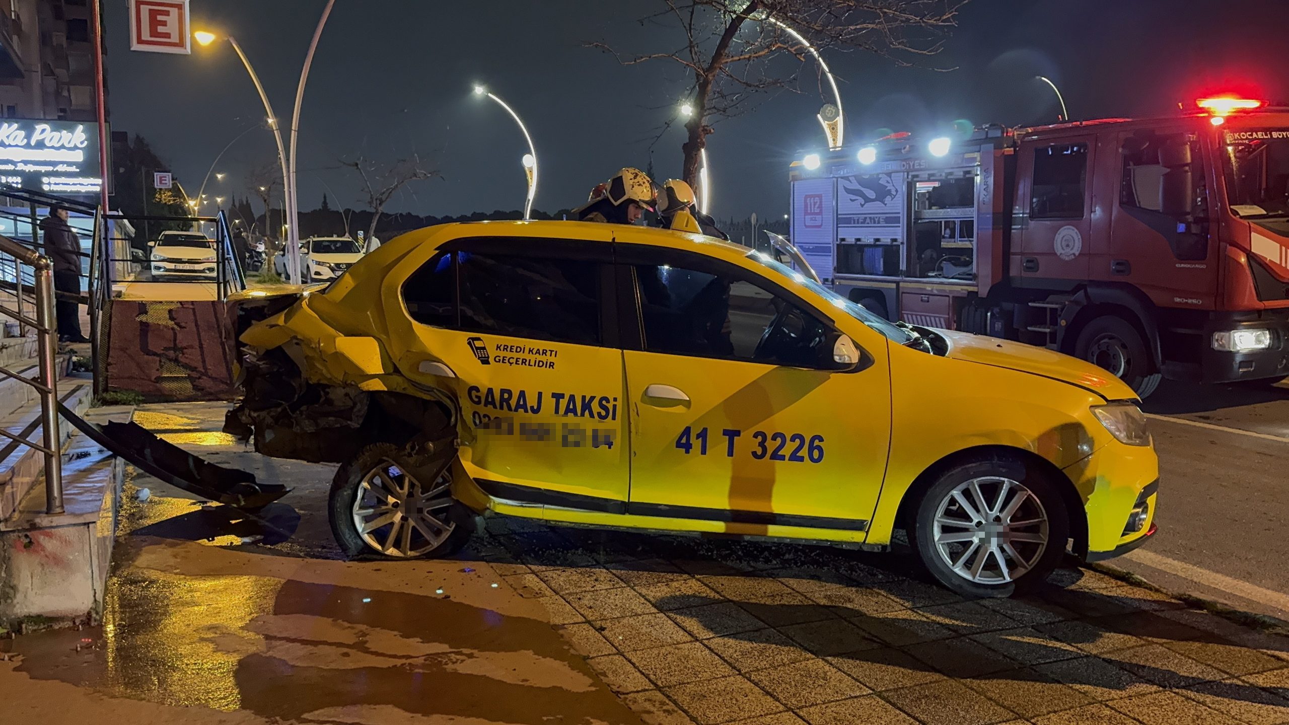 Kocaeli’nin Gebze ilçesinde iki aracın çarpıştığı trafik kazasında şans eseri