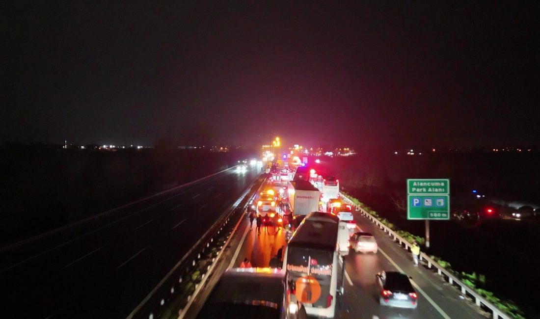 Anadolu Otoyolu'nun Sakarya geçişinde 16 aracın karıştığı zincirleme trafik kazasında,
