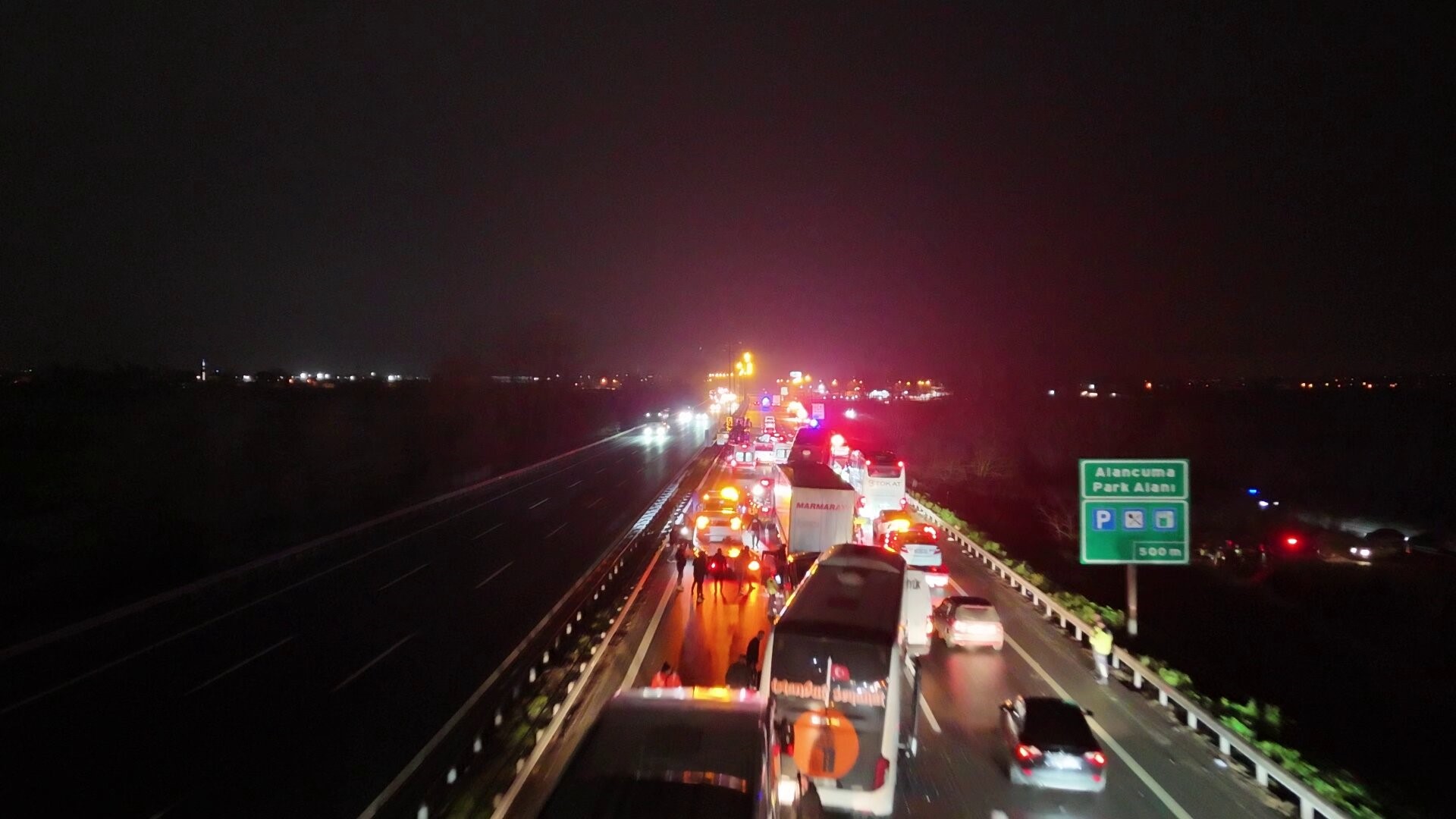 Anadolu Otoyolu'nun Sakarya geçişinde 16 aracın karıştığı zincirleme trafik kazasında,