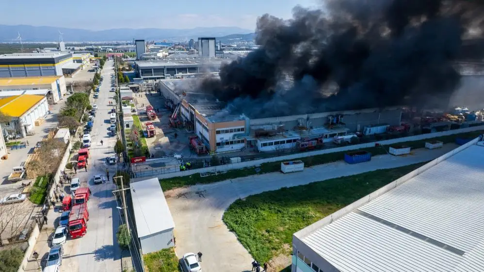 Manisa’nın Akhisar ilçesinde sanayi bölgesini dumanaltı eden dev yangın, bölgede