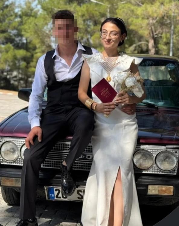 Burdur’da kontrolden çıkan otomobilin refüjdeki elektrik direğine çarpması sonucu meydana