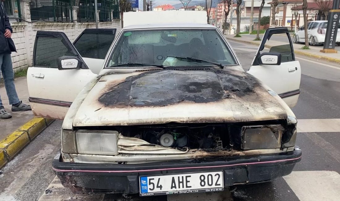 Kocaeli’nin Körfez ilçesinde seyir halindeyken alev alan otomobil itfaiye ekiplerince