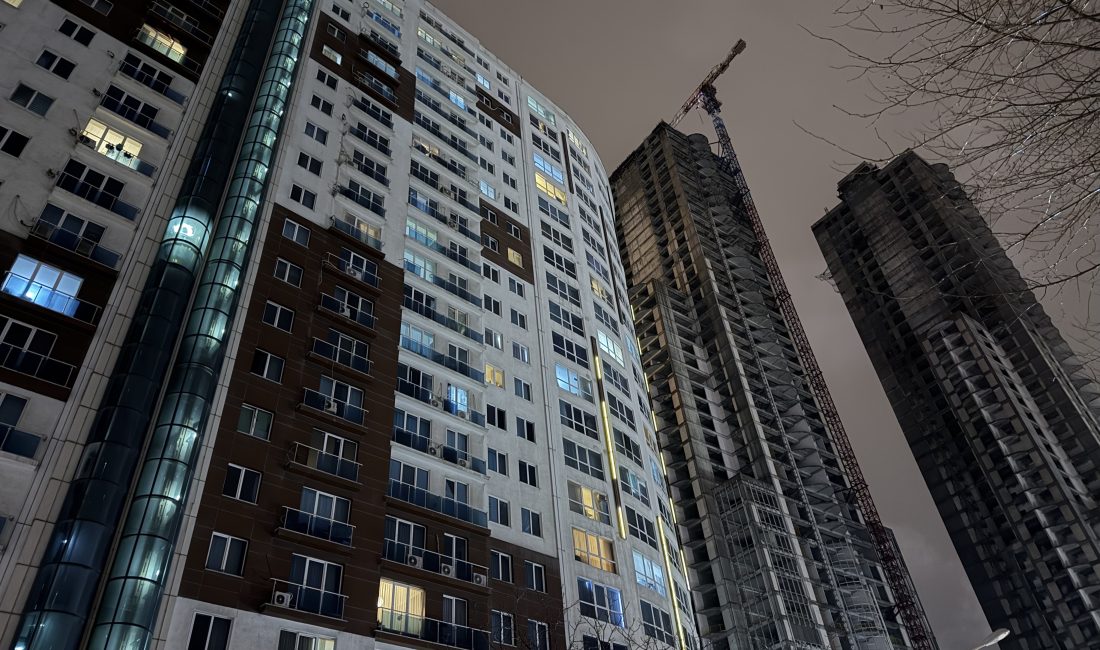 İstanbul'un Esenyurt ilçesi Zafer Mahallesi’ndeki bir rezidansın koridorunda 2 kişi