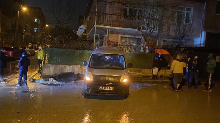 Kocaeli'de minibüs ile hafif ticari aracın çarpışması sonucu meydana gelen