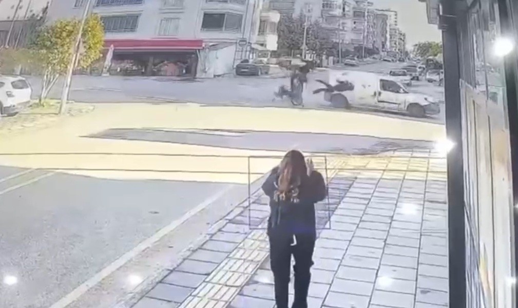 Mersin’in Erdemli ilçesinde hafif ticari araç ile motosikletin çarpışması sonucu