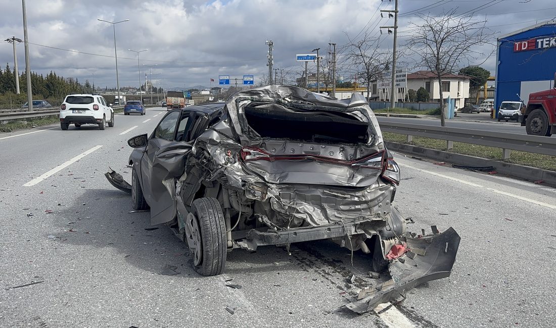 Kocaeli'nin Gebze ilçesinde bir kamyonun emniyet şeridinde duran otomobile arkadan