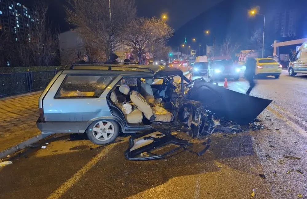 Gümüşhane’de iftara dakikalar kala iki otomobilin kafa kafaya çarpıştığı kazada