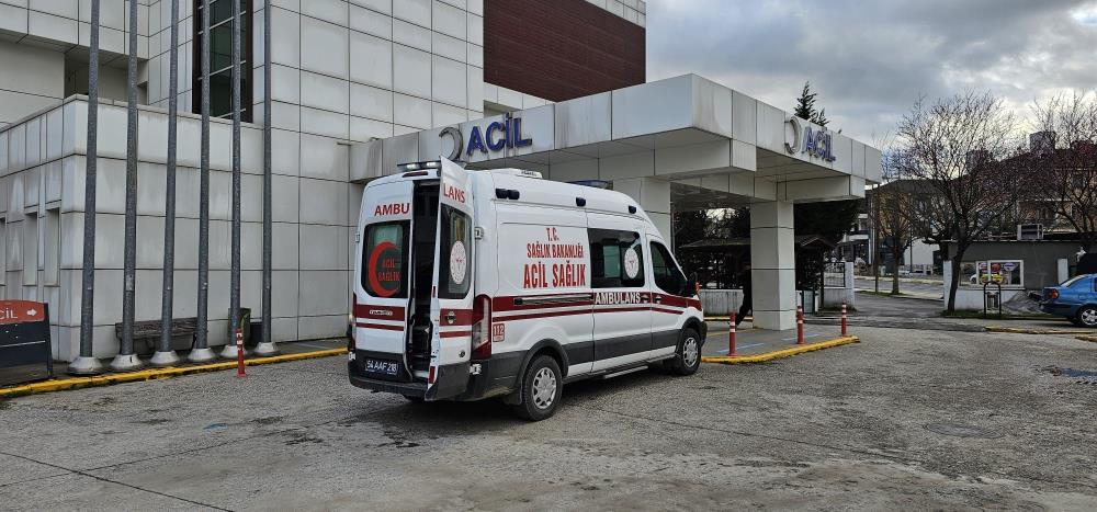 Sapanca ilçesinde çıkan silahlı kavgada bir kişi ayaklarından vurularak yaralandı.