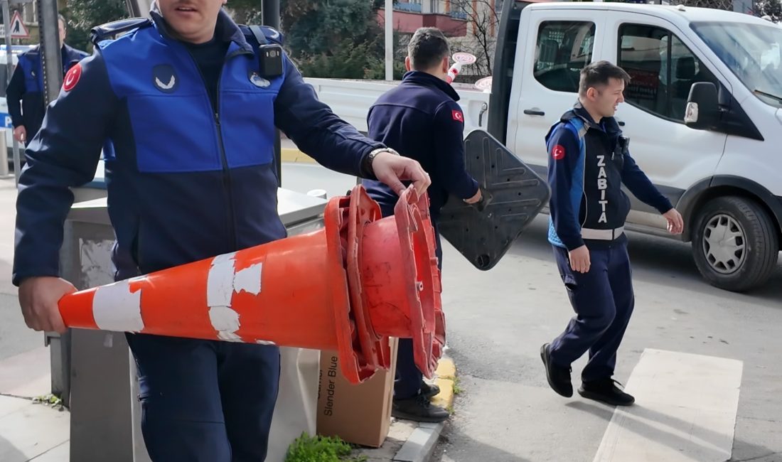 Çayırova Belediyesi Zabıta Müdürlüğü ekipleri, ana arterlerde gerçekleştirdiği denetimlerde kaldırımları