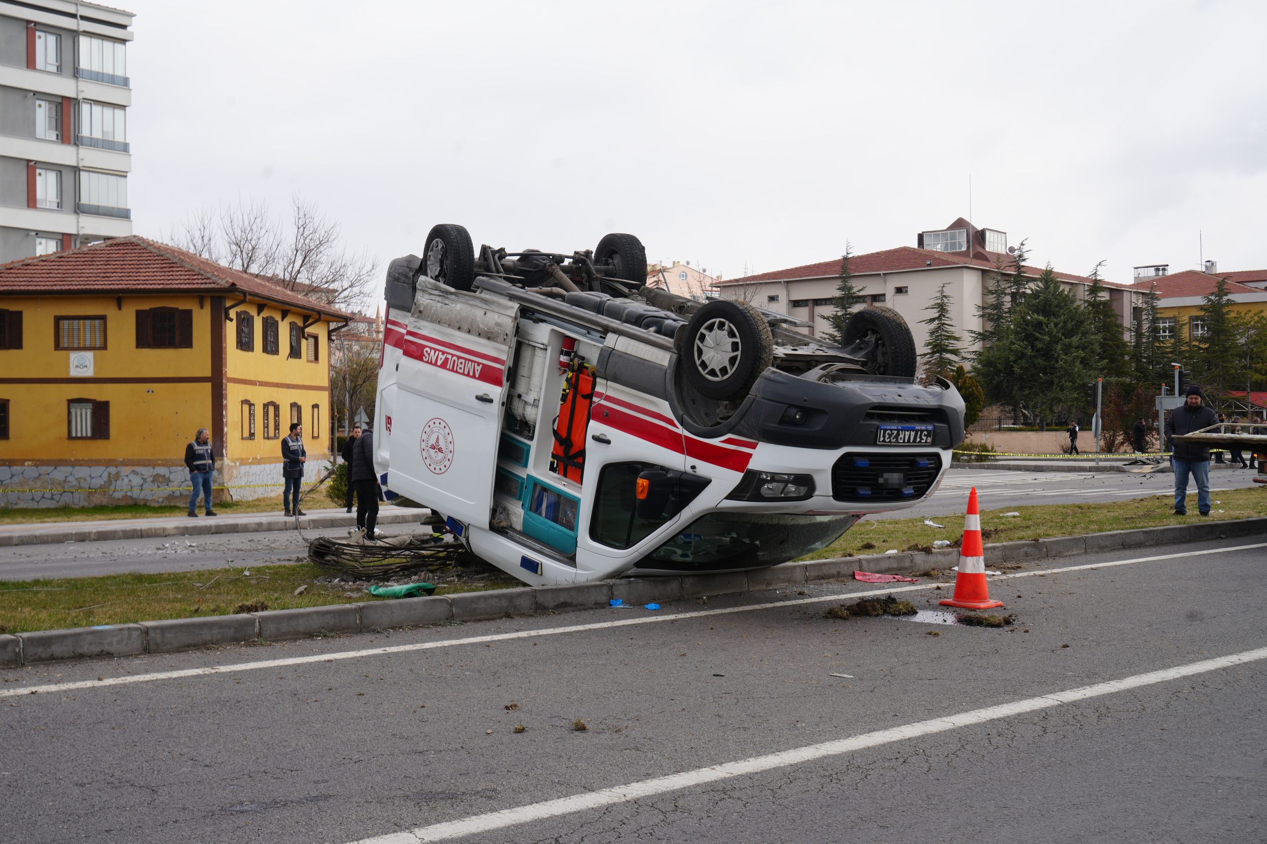 Niğde’nin Bor ilçesinde bir vakaya giden ambulans ile hafif ticari