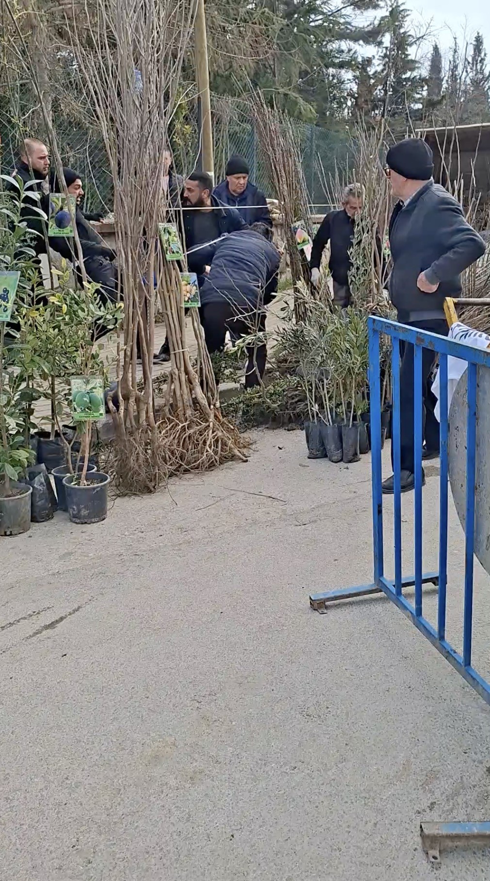 Bursa’nın İnegöl ilçesinde izinsiz seyyar satış yapan 2 kişi, kendilerini