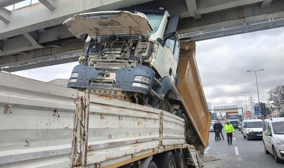 Ankara’nın Yenimahalle ilçesinde dorsesinde hafriyat kamyonu bulunan bir tır, seyir