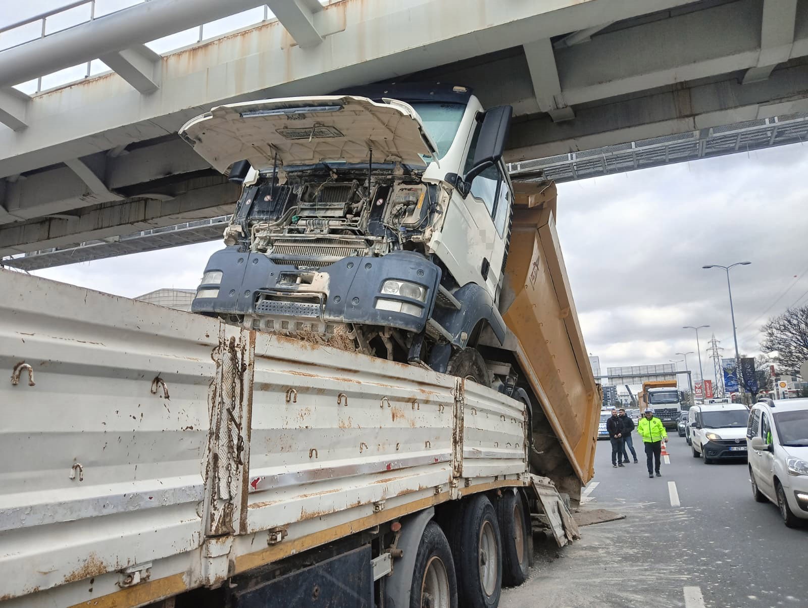 Ankara’nın Yenimahalle ilçesinde dorsesinde hafriyat kamyonu bulunan bir tır, seyir