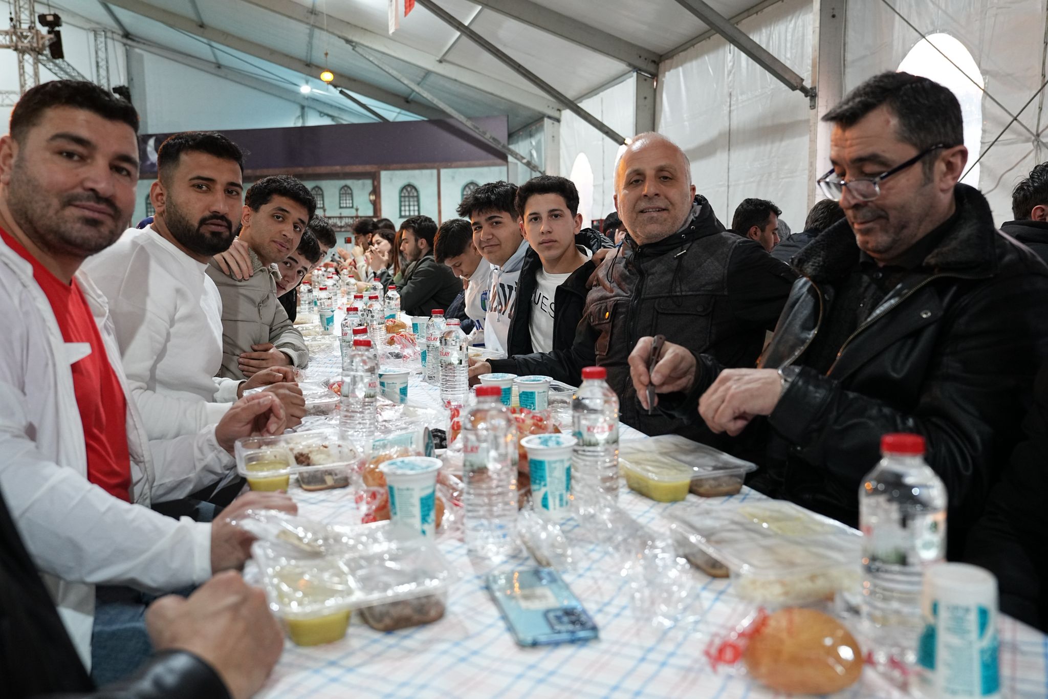 Kocaeli Büyükşehir Belediyesi tarafından İzmit Kent Meydanı’nda kurulan Ramazan Çadırı’nda