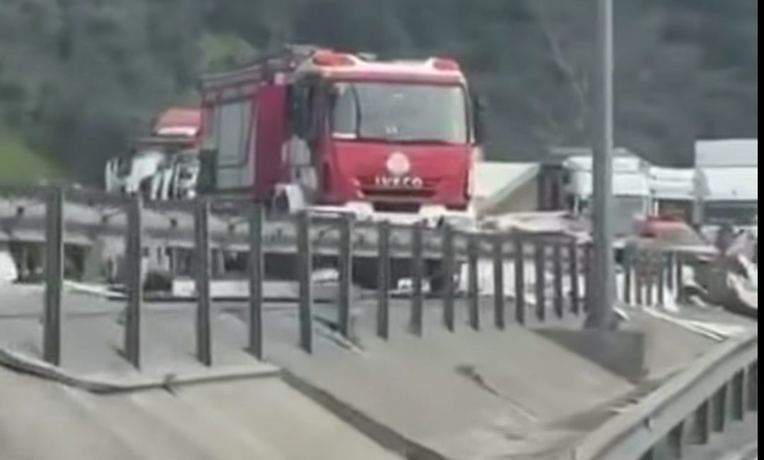 Kocaeli’de TEM Otoyolu üzerinde trafik kazası meydana geldi. Henüz belirlenemeyen