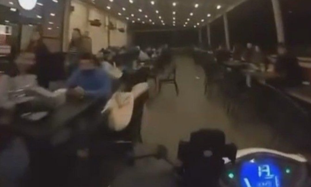 Kocaeli'nin Gebze ilçesinde bir kişi, motosikletiyle ilçede bulunan bir AVM'deki
