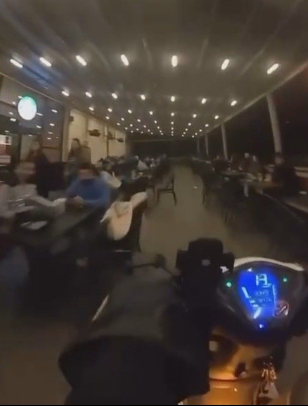 Kocaeli'nin Gebze ilçesinde bir kişi, motosikletiyle ilçede bulunan bir AVM'deki