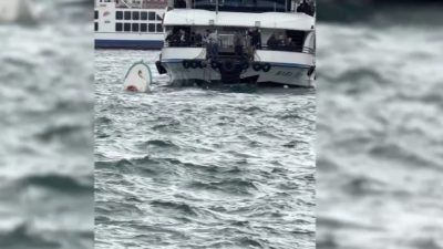 İstanbul’un Beyoğlu ilçesinde bulunan Karaköy İskelesi açıklarında korku dolu anlar