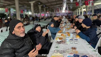 İzmit Belediyesi, Ramazan ayının paylaşma ve dayanışma ruhunu yaşattığı halk