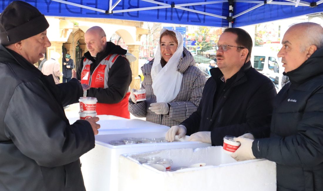 İzmit Belediyesi, Berat Kandili dolayısıyla Fevziye Camii avlusunda vatandaşlara helva