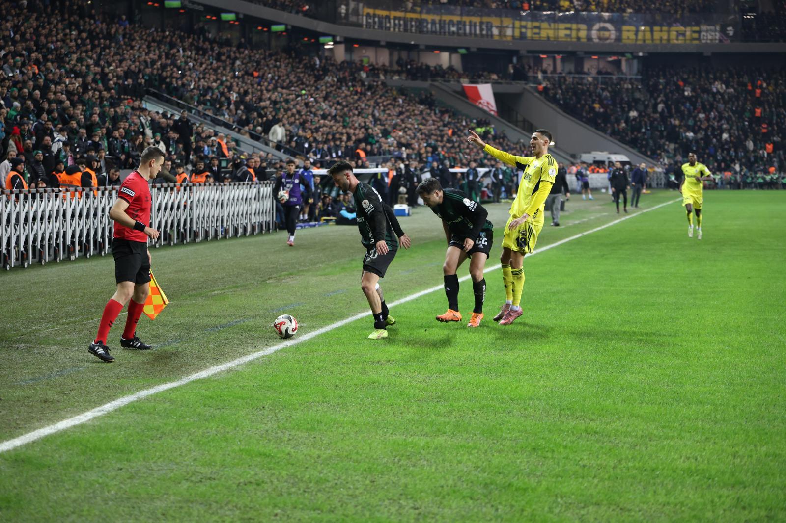 Trendyol Süper Lig’in 20. haftasında Kocaelispor Fenerbahçe'yi konuk etti zorlu