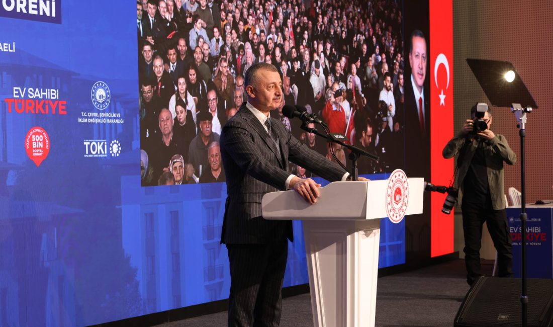 Kocaeli Büyükşehir Belediye Başkanı Tahir Büyükakın, TOKİ kura çekimi programında