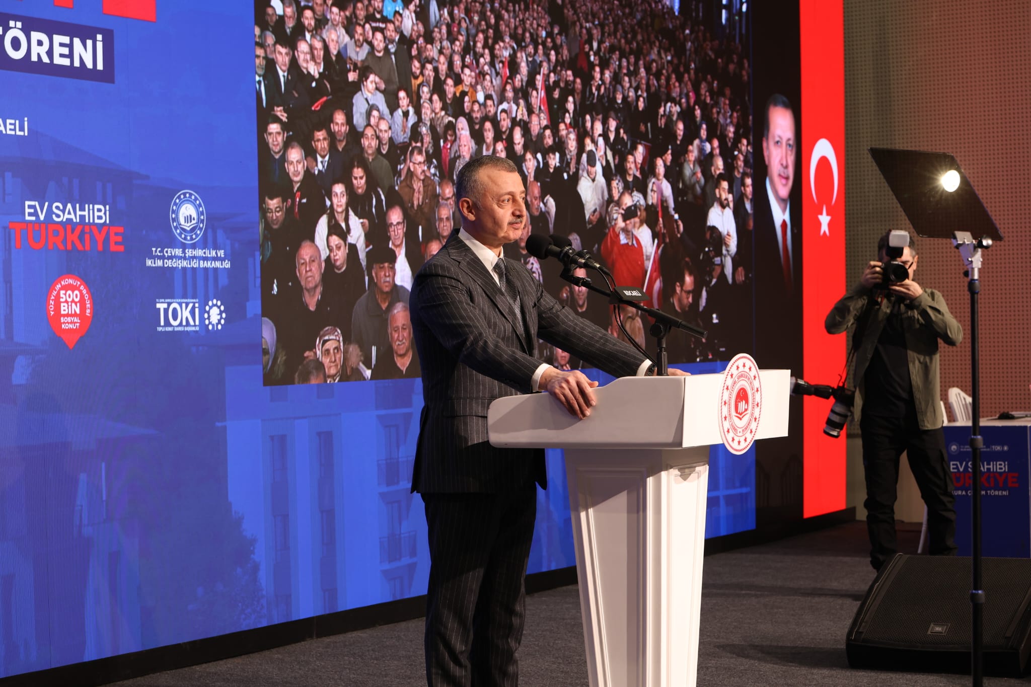 Kocaeli Büyükşehir Belediye Başkanı Tahir Büyükakın, TOKİ kura çekimi programında