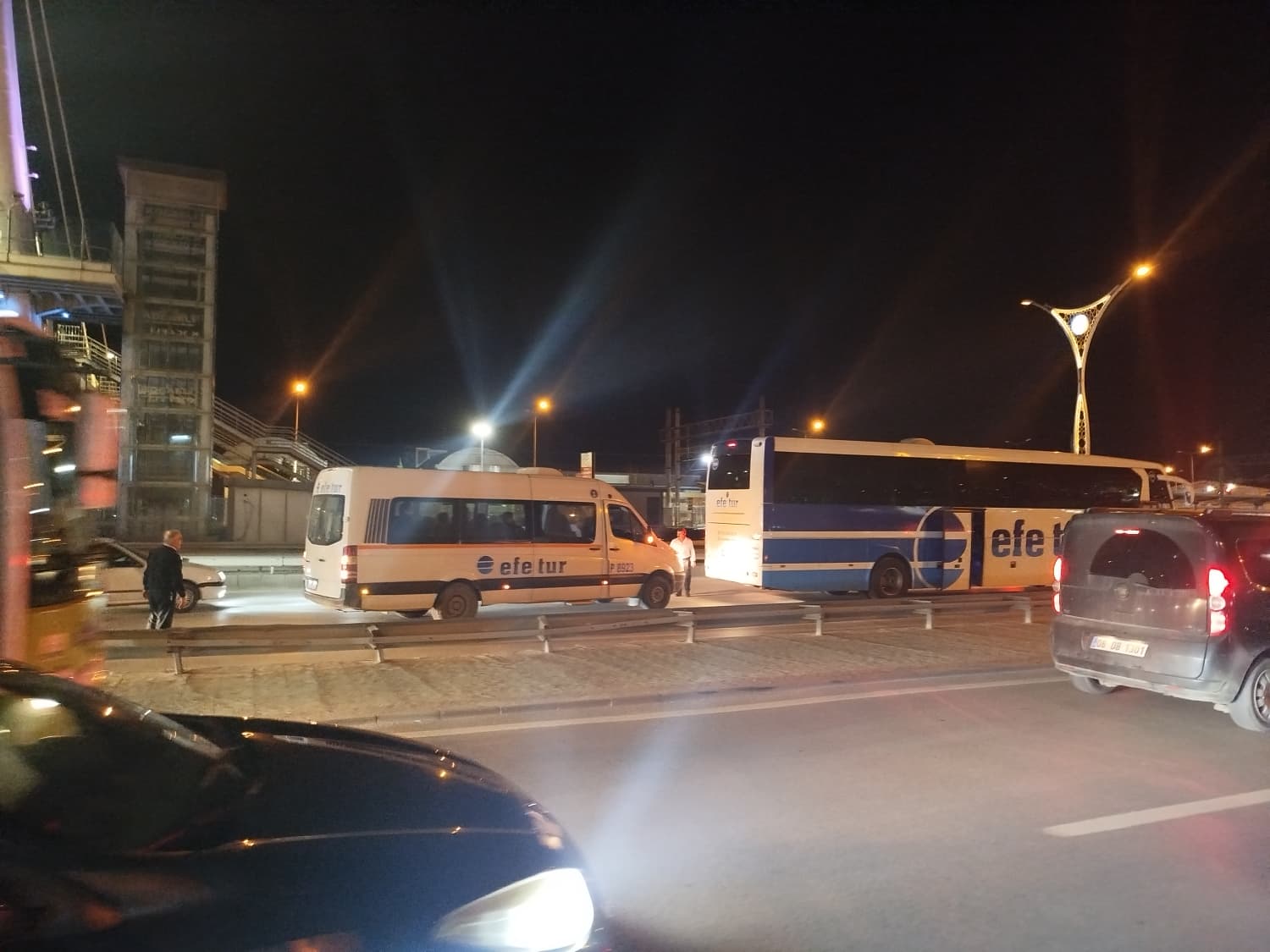 İzmit D-100 Karayolu’nda arızalanan bir otobüsteki yolcular, trafik akışı devam