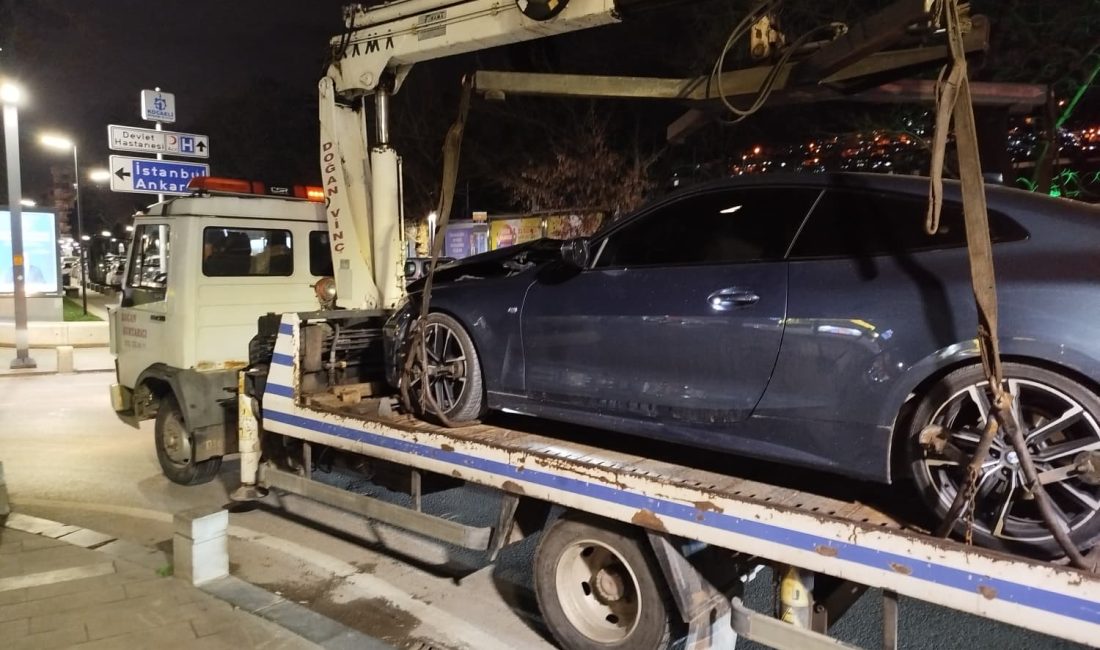 İzmit’te sürücüsünün kontrolünü kaybettiği otomobil elektrik direğine çarptı. Kazada yaralanan