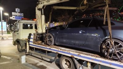 İzmit’te sürücüsünün kontrolünü kaybettiği otomobil elektrik direğine çarptı. Kazada yaralanan