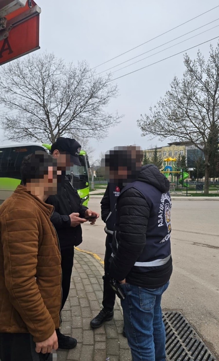 Kocaeli Emniyet Müdürlüğü ekiplerince Derince’de okul çevrelerinde yapılan denetimlerde 18