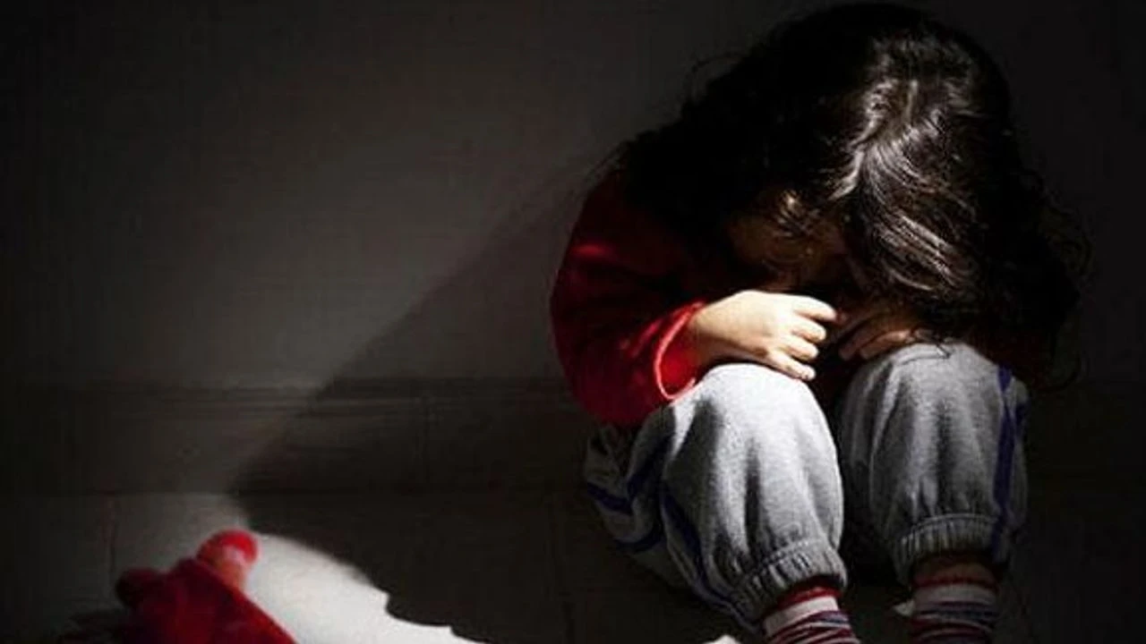 Kocaeli’nin Dilovası ilçesinde bir ortaokulda görev yapan öğretmenin kız öğrencilere