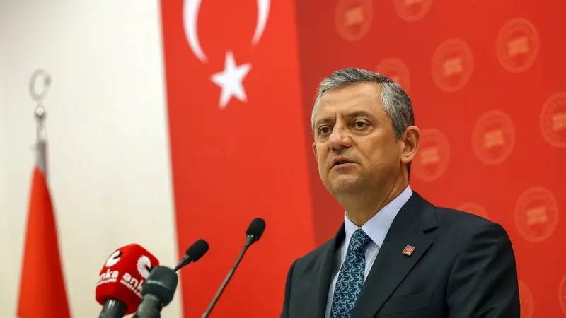 CHP Genel Başkanı Özgür Özel, partisinin grup toplantısında CHP’den istifa