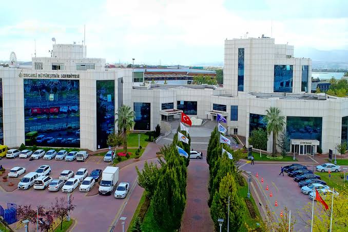 Kocaeli Büyükşehir Belediyesi ve bağlı kuruluşlarında çalışan binlerce işçi, toplu