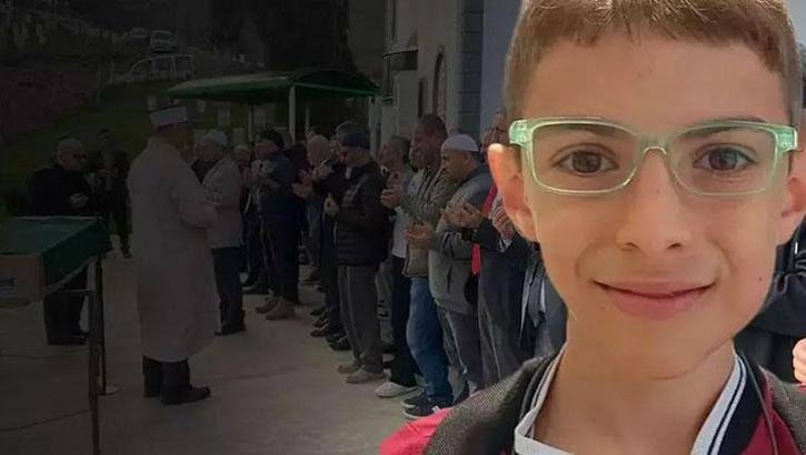 13 yaşındaki ortaokul öğrencisi Abdulkadir Eymen Bilgin, evindeki odasında kapıya