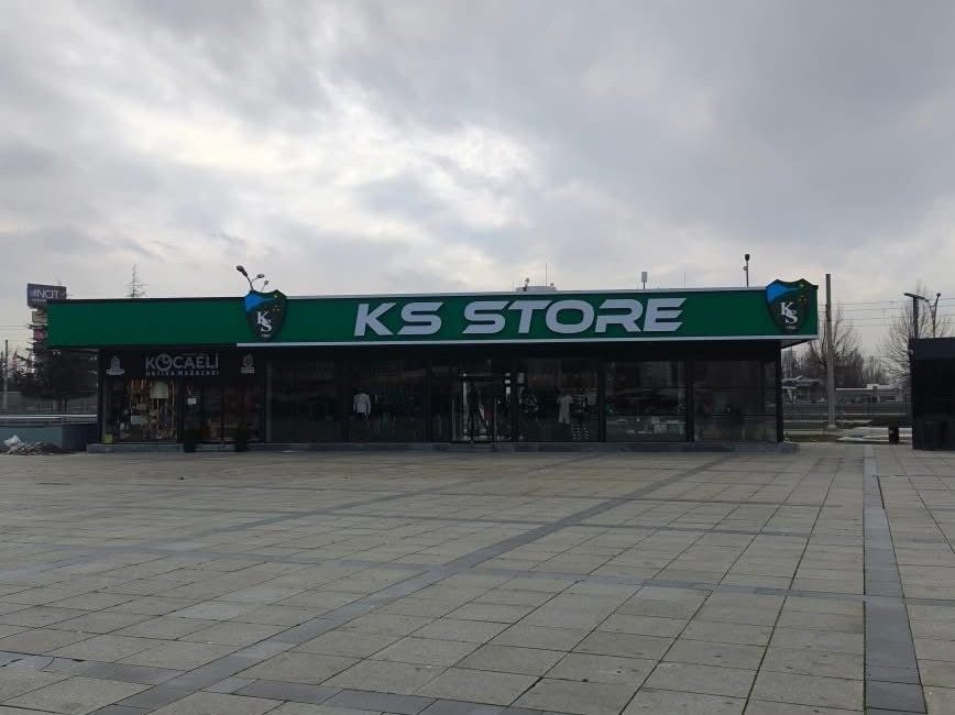 İzmit Kent Meydanı’nda bulunan KS Store, tamamlanan yenileme çalışmalarının ardından