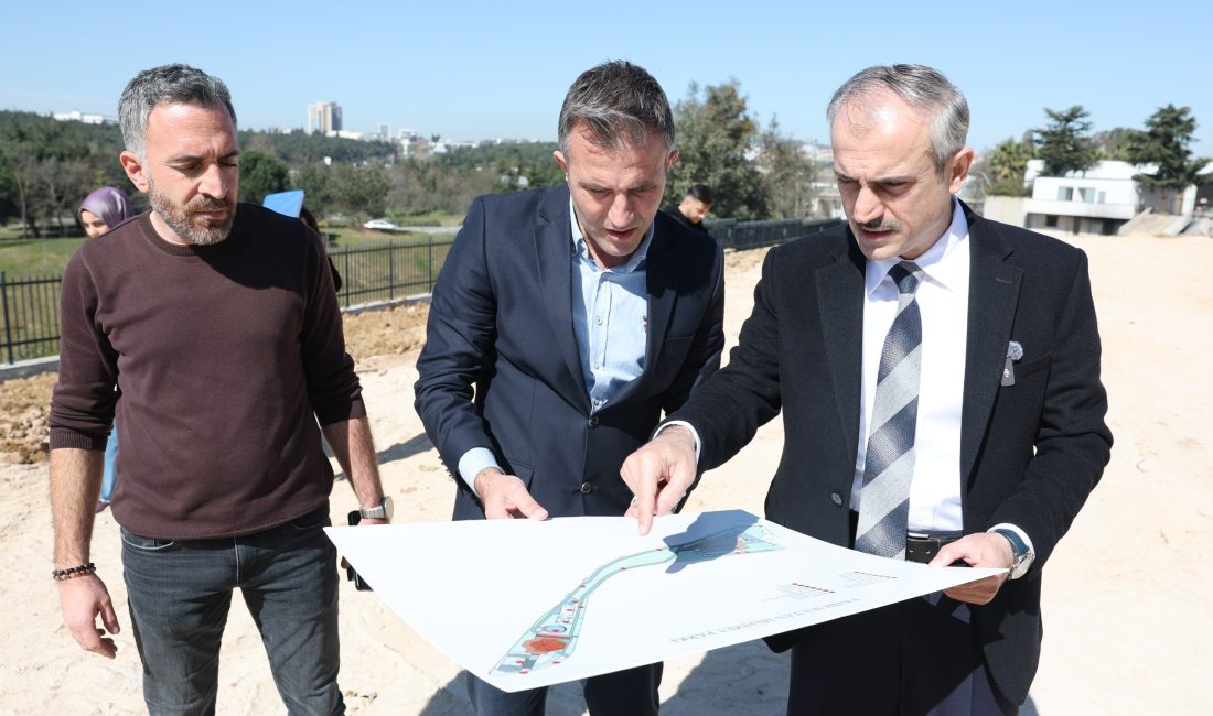 Çayırova Belediye Başkanı Bünyamin Çiftçi, ilçede devam eden park yenileme