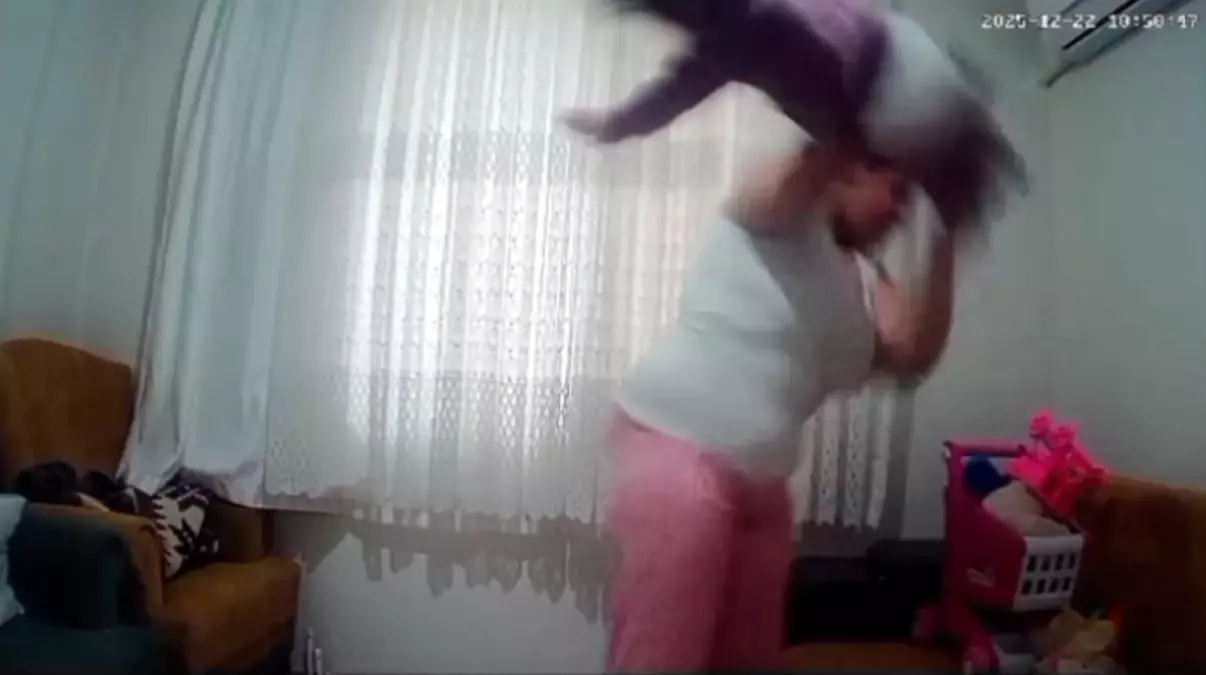1 yaşındaki kızına şiddet uyguladığı, babanın eve yerleştirdiği gizli kamera