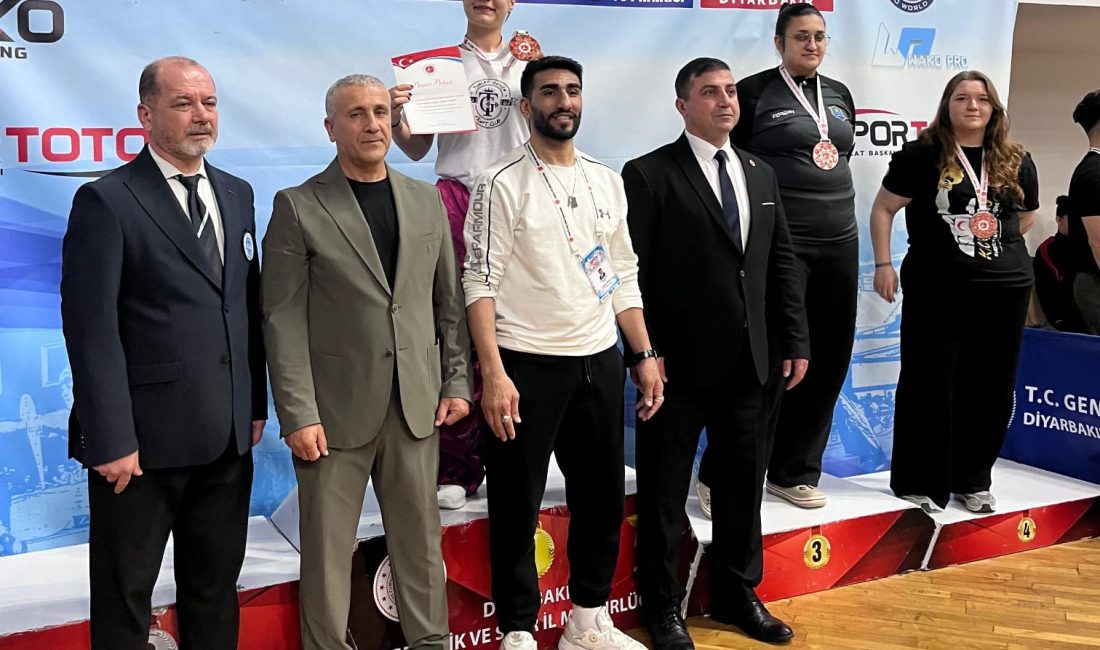 Çayırova Belediyesi Eğitim Spor Kulübü Kick Boks branşı sporcuları, 26-29
