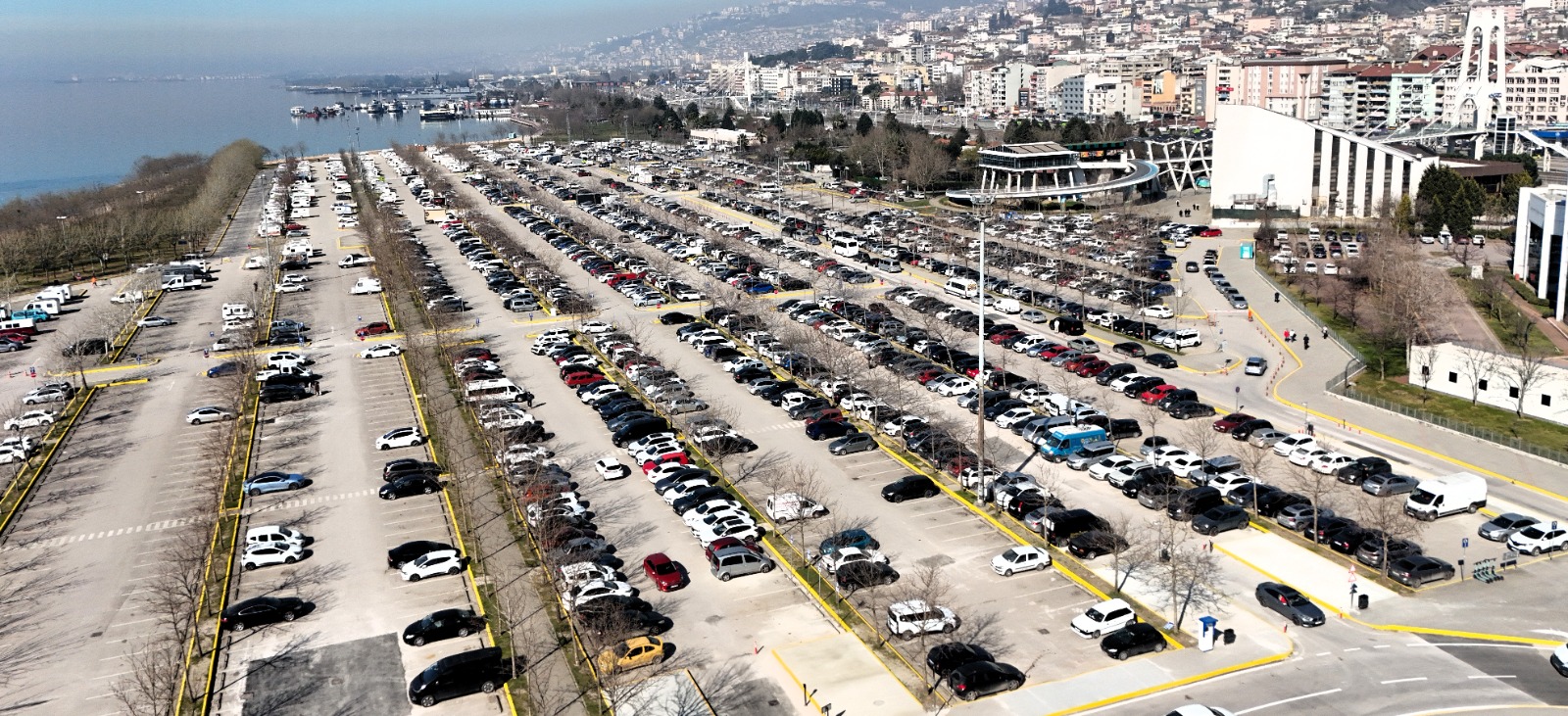 Kocaeli Büyükşehir Belediye binası arkasındaki 2 bin 200 araçlık dev