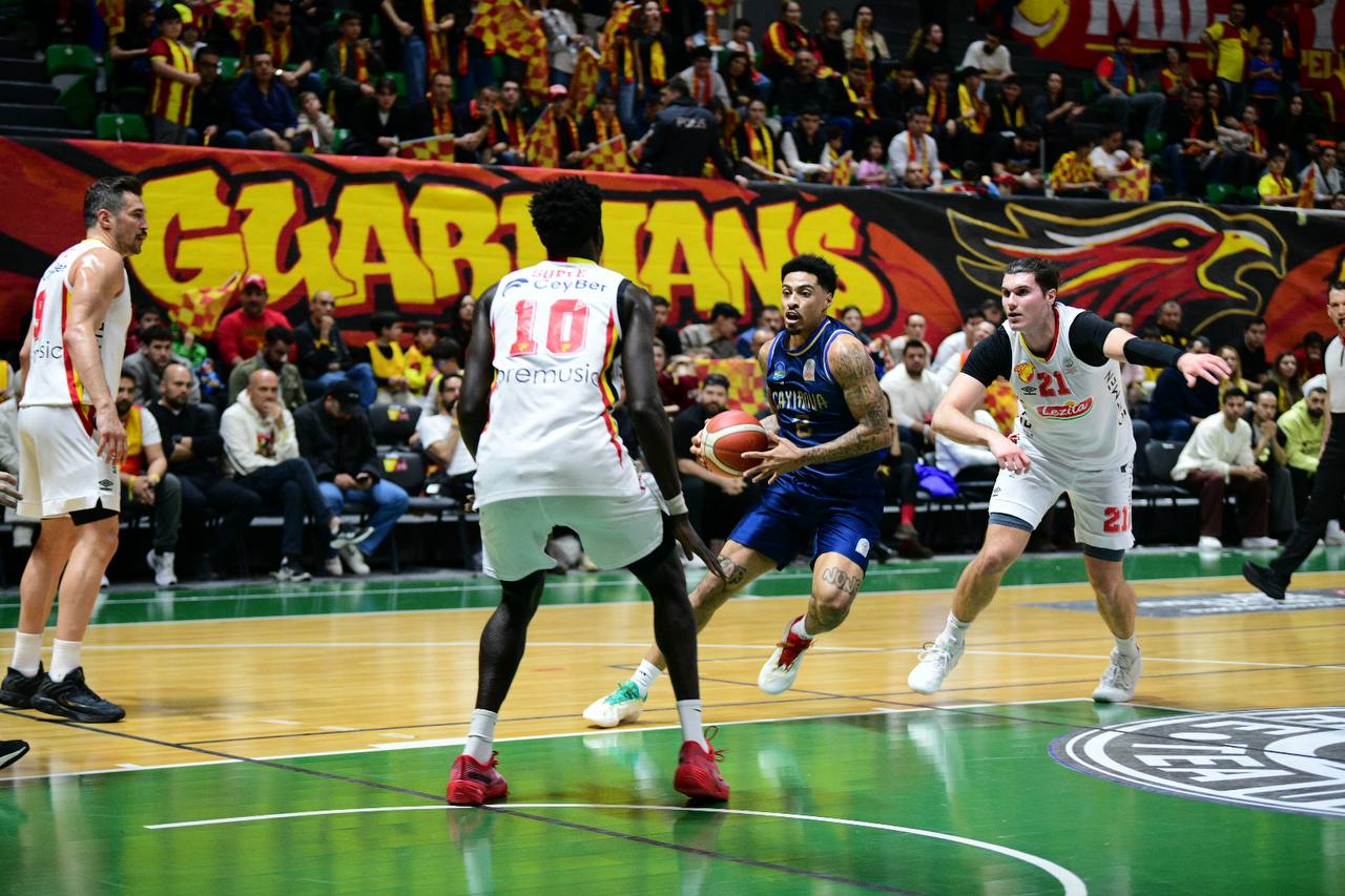 Türkiye Basketbol Ligi’nde (TBL) fırtına gibi esen lider Çayırova Belediyesi,