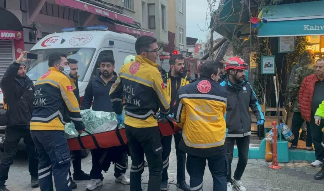 Fatih’te sabah saatlerinde 3 katlı bir binanın 3’üncü katında yangın