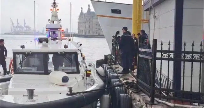 İstanbul Kadıköy’de sabah saatlerinde denizde bir erkeğe ait cansız beden